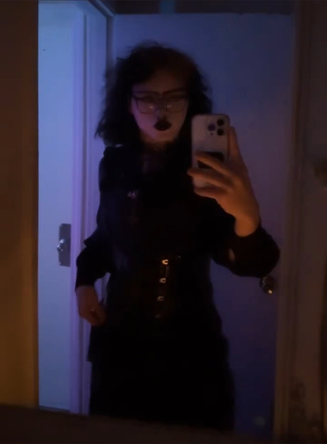 Naakte gelekte OnlyFans-foto van Miles Mortuary