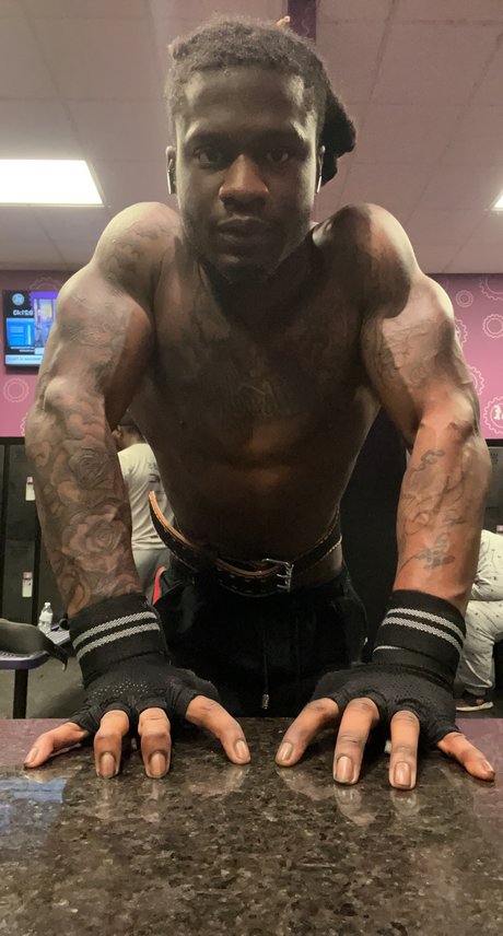 Naakte gelekte OnlyFans-foto van Empower Fitness