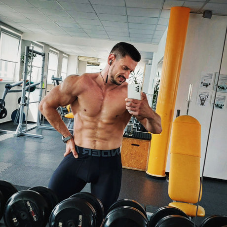 Naakte gelekte OnlyFans-foto van Rafaelo Steel