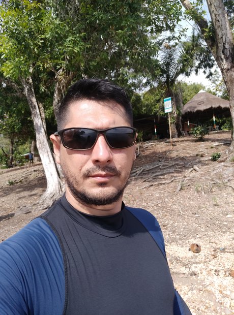 Naakte gelekte OnlyFans-foto van Alvaro Suarez