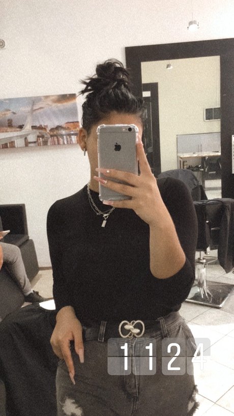 Naakte gelekte OnlyFans-foto van Oly