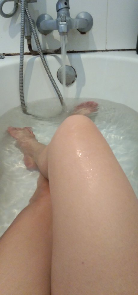 Naakte gelekte OnlyFans-foto van Bee Bee
