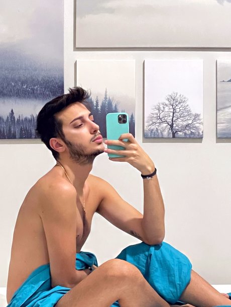 Naakte gelekte OnlyFans-foto van Giuralhot