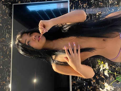 Naakte gelekte OnlyFans-foto van Tatii