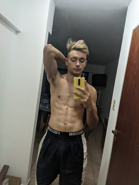 Naakte gelekte OnlyFans-foto van Toms Stati