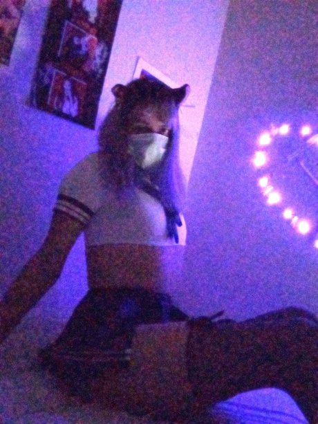 Naakte gelekte OnlyFans-foto van Tiny Pinky Drink