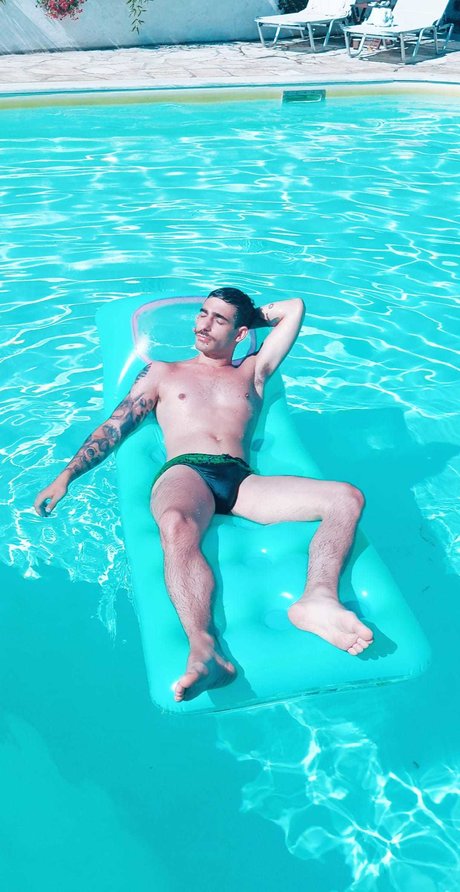Naakte gelekte OnlyFans-foto van Kostas Georgopoulos