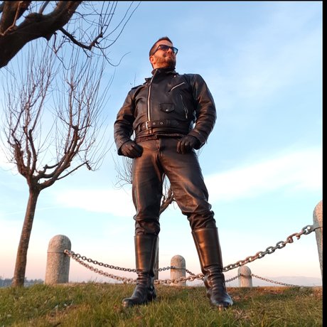 Naakte gelekte OnlyFans-foto van Titanoleather