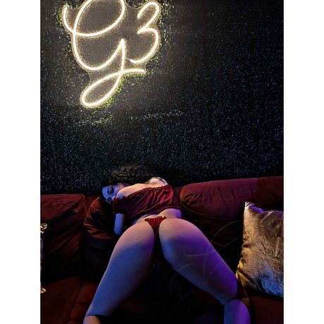 Naakte gelekte OnlyFans-foto van Liza Renee
