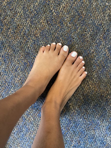 Naakte gelekte OnlyFans-foto van White Toes
