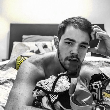 Naakte gelekte OnlyFans-foto van Andrew Kubik