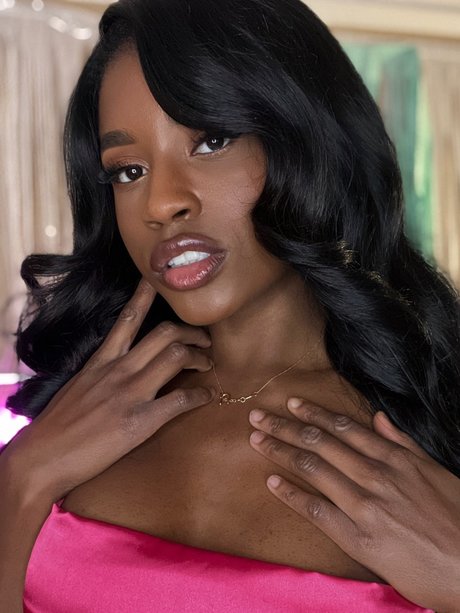 Naakte gelekte OnlyFans-foto van Nicole Kitt