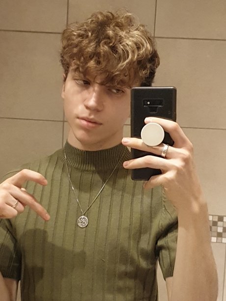 Naakte gelekte OnlyFans-foto van Ben