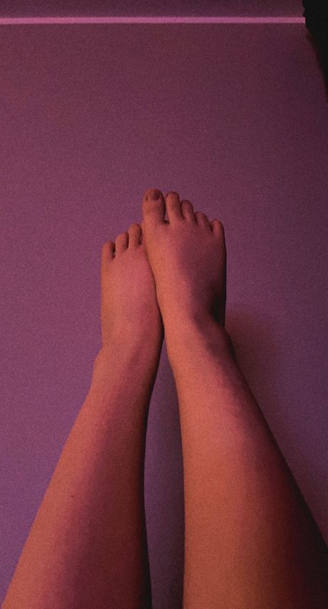 Naakte gelekte OnlyFans-foto van Angelfeet