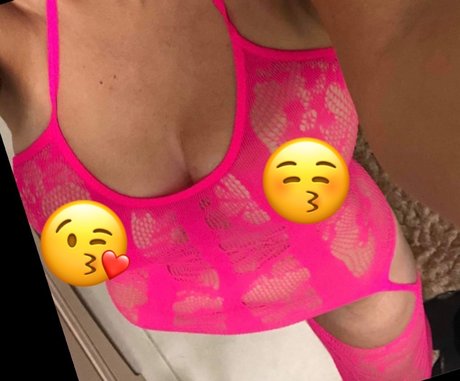 Naakte gelekte OnlyFans-foto van Serina