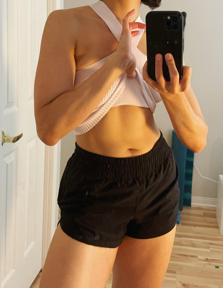 Naakte gelekte OnlyFans-foto van Ada