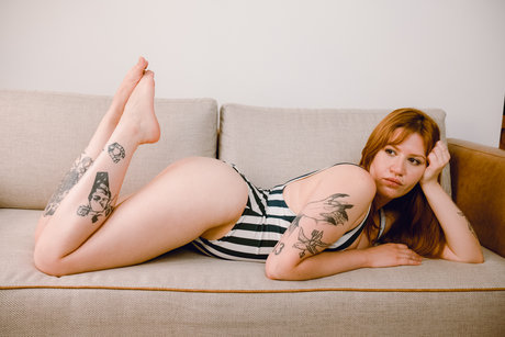 Naakte gelekte OnlyFans-foto van Sattine Free