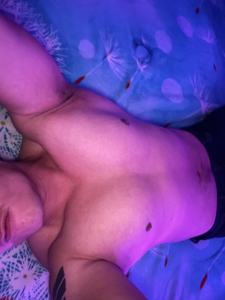 Naakte gelekte OnlyFans-foto van Riserbeck