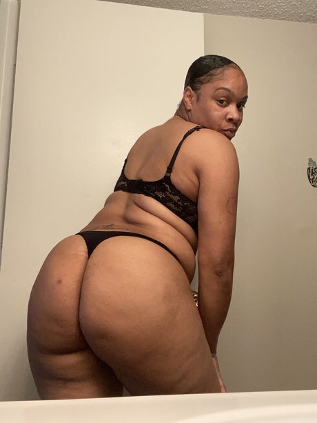 Naakte gelekte OnlyFans-foto van Bigbootytee