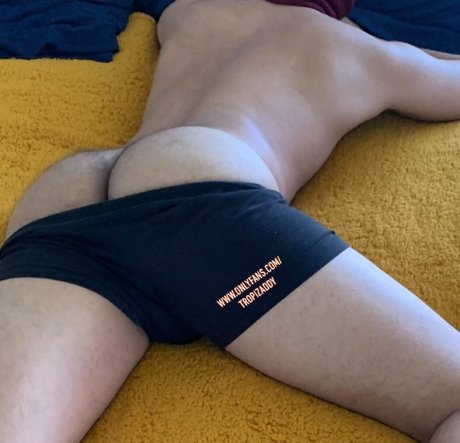 Naakte gelekte OnlyFans-foto van Tropizaddy