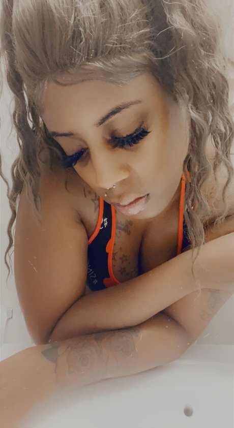 Naakte gelekte OnlyFans-foto van Lyricsynasty