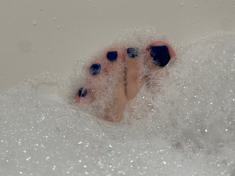 Naakte gelekte OnlyFans-foto van Sensual Steps