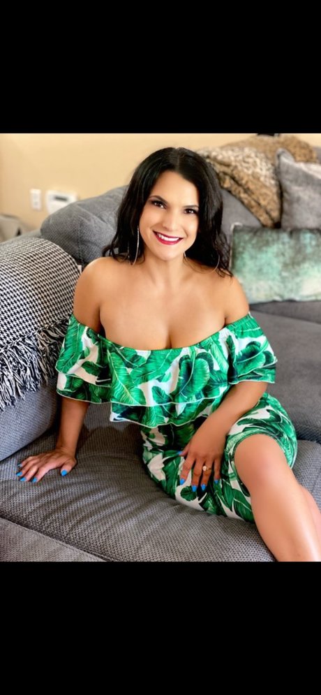 Naakte gelekte OnlyFans-foto van Mio Moore