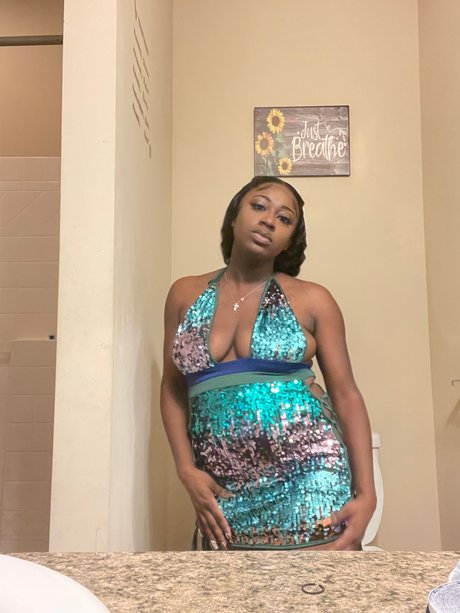 Naakte gelekte OnlyFans-foto van Precious Royal