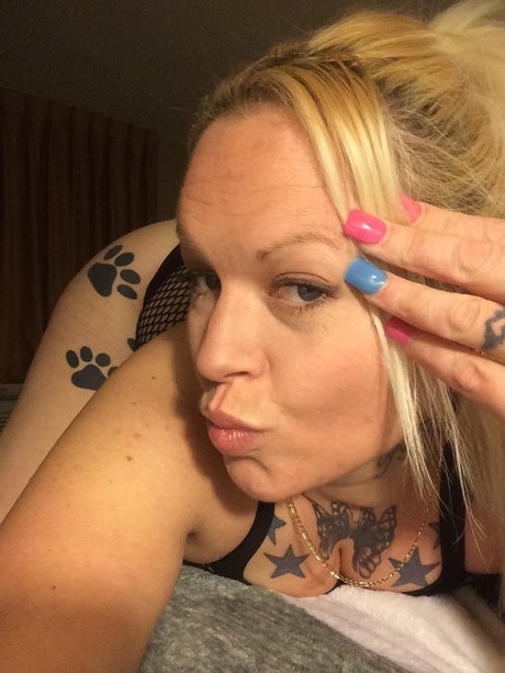Naakte gelekte OnlyFans-foto van Trapbullient Pink
