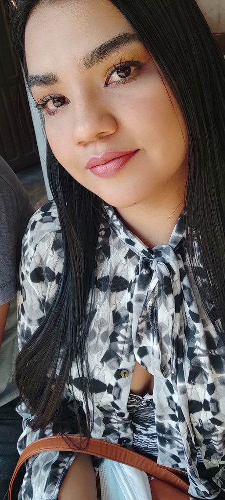 Naakte gelekte OnlyFans-foto van Sheyl