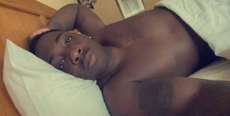 Naakte gelekte OnlyFans-foto van Poolie