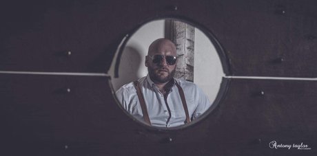 Naakte gelekte OnlyFans-foto van The Bearded Caveman