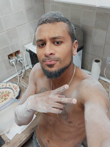 Naakte gelekte OnlyFans-foto van Randu Baez