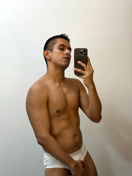 Naakte gelekte OnlyFans-foto van Ramyx