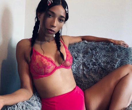Naakte gelekte OnlyFans-foto van Ember Burns