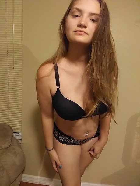 Naakte gelekte OnlyFans-foto van Lynda Lee