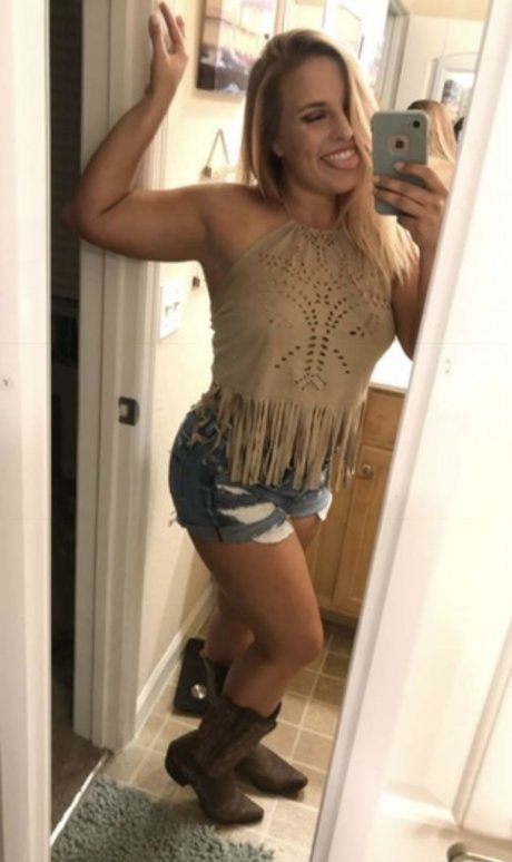 Naakte gelekte OnlyFans-foto van Sun Kissed Cayley