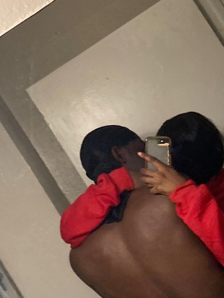 Naakte gelekte OnlyFans-foto van Daino