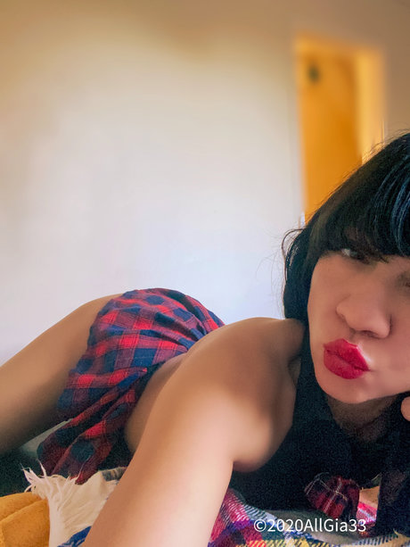 Naakte gelekte OnlyFans-foto van Gia