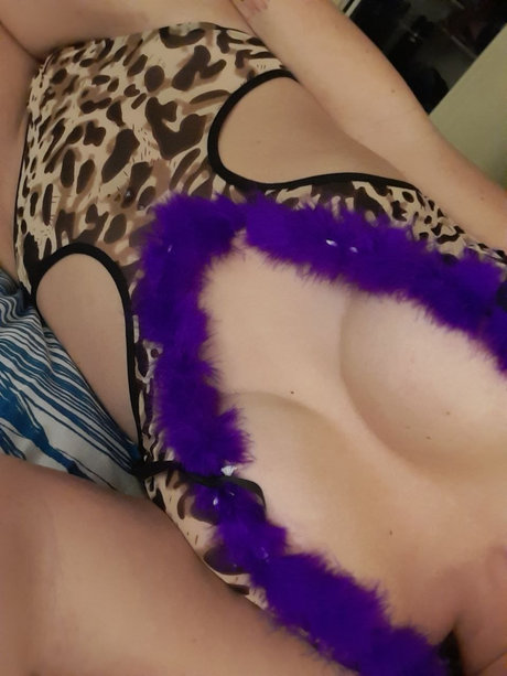 Naakte gelekte OnlyFans-foto van Hotwife Vixen