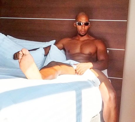 Naakte gelekte OnlyFans-foto van Ramsees Massage