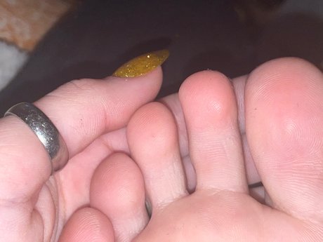 Naakte gelekte OnlyFans-foto van Barefoot Baby