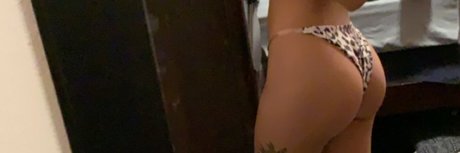 Naakte gelekte OnlyFans-foto van Julie