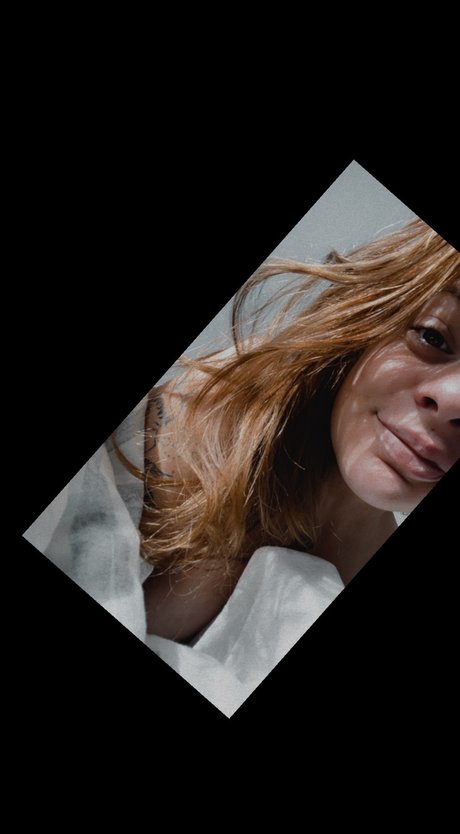 Naakte gelekte OnlyFans-foto van Viivi
