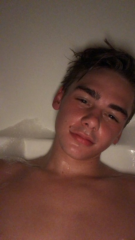 Naakte gelekte OnlyFans-foto van Paxton Ward