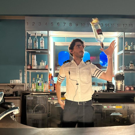 Naakte gelekte OnlyFans-foto van Sexy Bartender