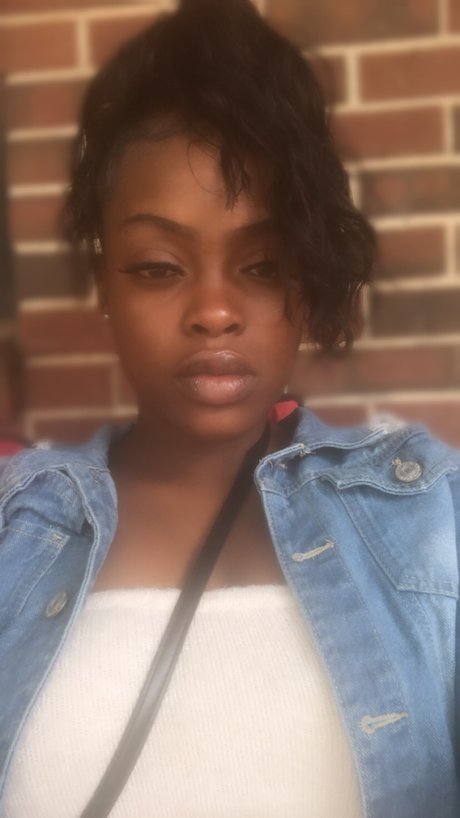 Naakte gelekte OnlyFans-foto van Prettybrownround