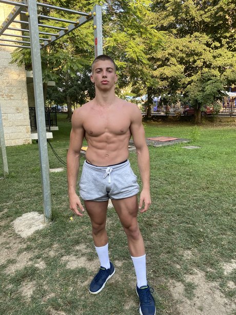 Naakte gelekte OnlyFans-foto van Valentin Bonev