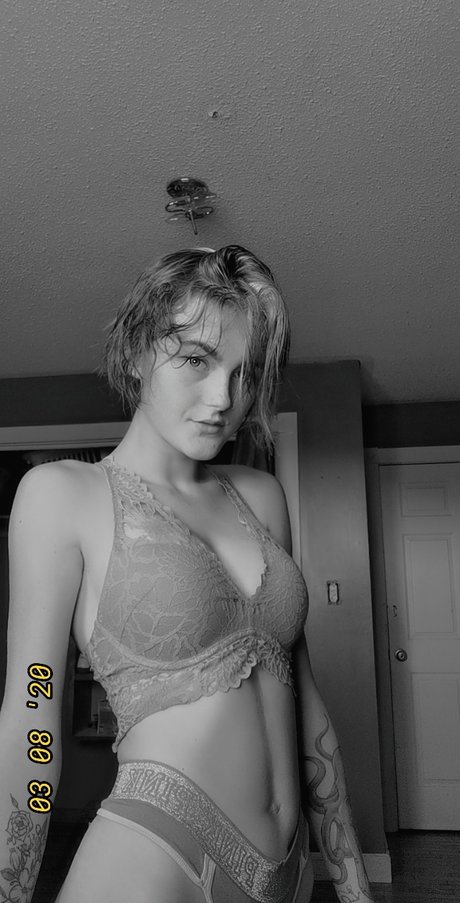 Naakte gelekte OnlyFans-foto van Alabama Smirle