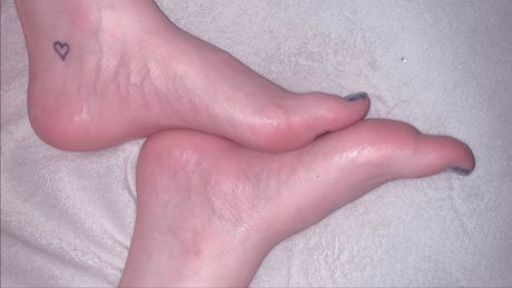 Naakte gelekte OnlyFans-foto van Porcelain Paws